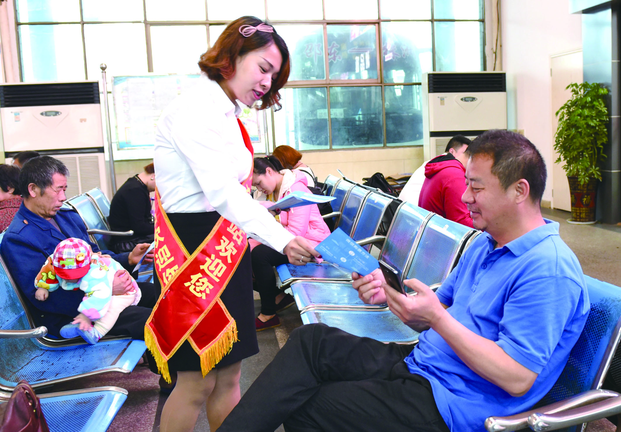 4月21日，邵東汽車西站工作人員在向旅客推介互聯(lián)網(wǎng)+站+車+客平臺的推廣應(yīng)用與購票實名制宣傳。
