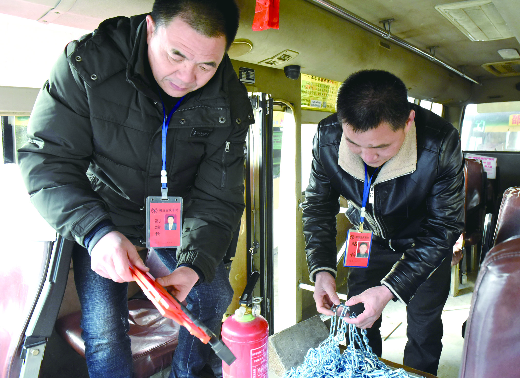 2月8日，市寶慶汽車站工作人員正在營(yíng)運(yùn)車上檢查應(yīng)急設(shè)施及器材是否齊全有效