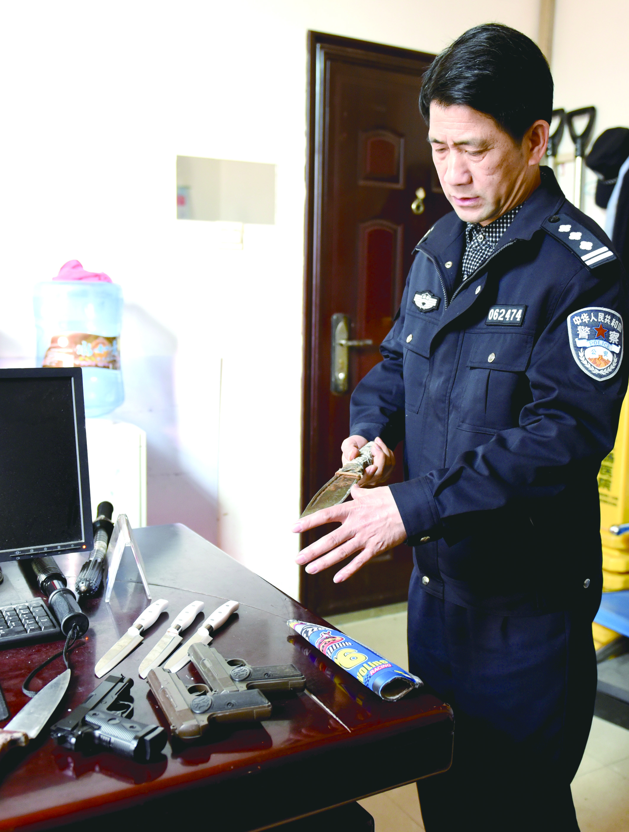 3月12日，邵東汽車西站警務室民警正在對所查獲的違禁品進行清點