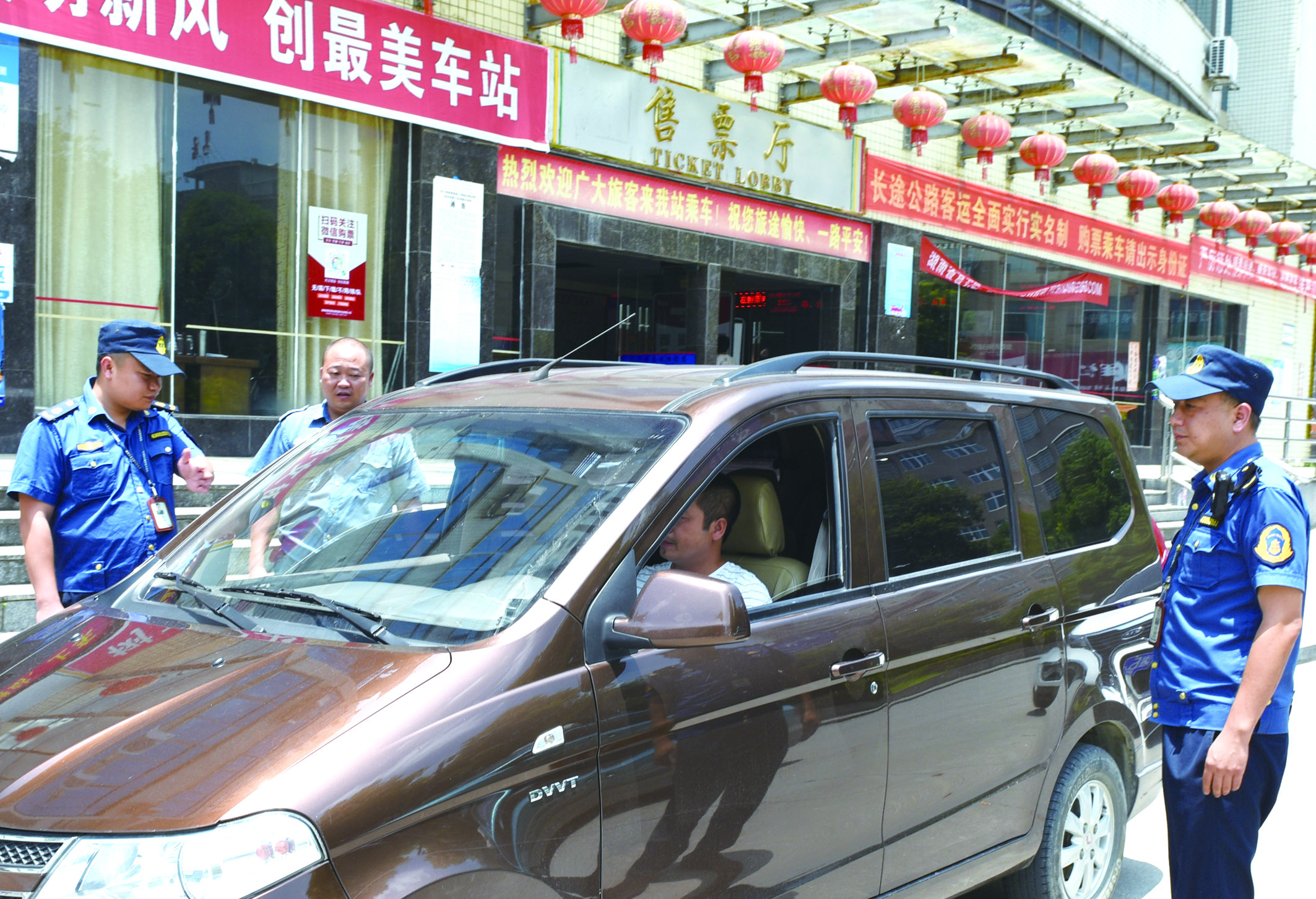 7月10日，洞口縣黃橋鎮(zhèn)副鎮(zhèn)長(zhǎng)謝揚(yáng)標(biāo)（右）在黃橋汽車站檢查營(yíng)運(yùn)客車安全檢查情況。近段時(shí)間以來(lái)，黃橋汽車站全面排查交通安全等方面存在的安全隱患，并及時(shí)予以整改到位，做到防患于未然，確保安全生產(chǎn)工作萬(wàn)無(wú)一失。據(jù)了解，今年上半年已消除交通安全隱患10余起。  李祖冠    攝影報(bào)道 