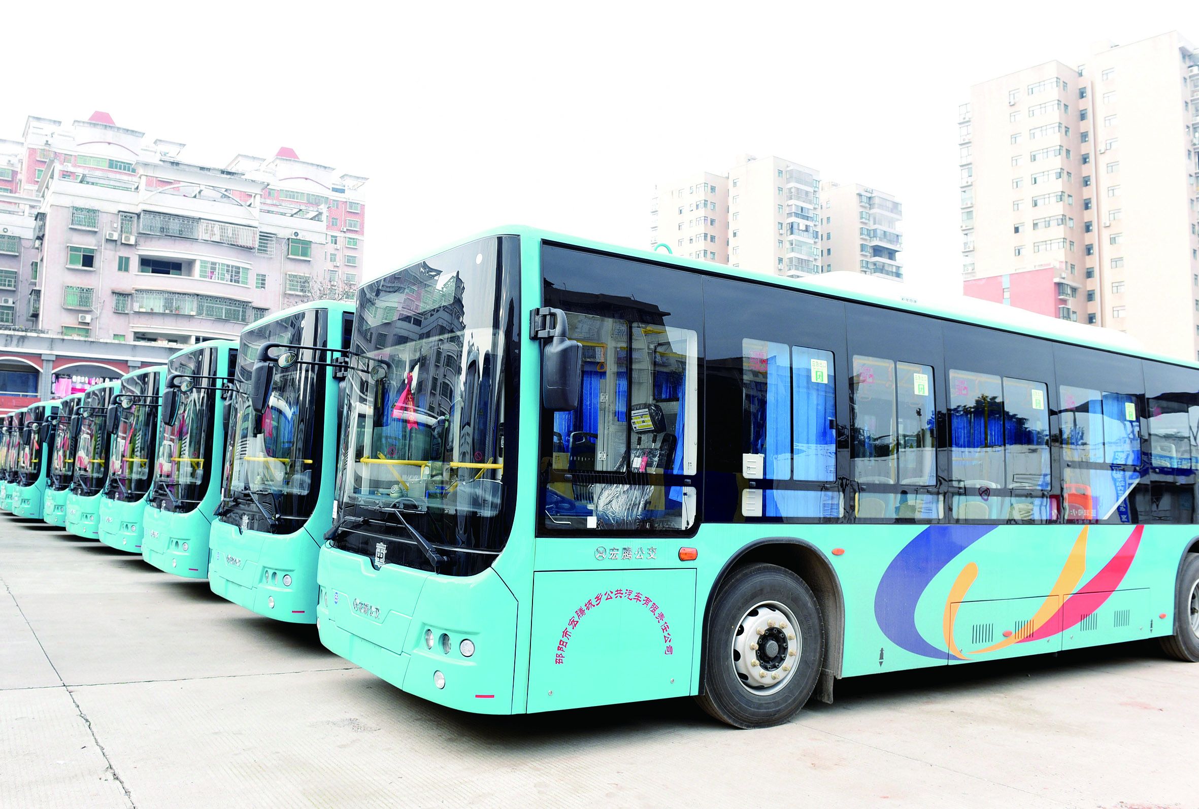 2月26日，筆者在宏騰城鄉(xiāng)公共汽車公司偌大的停車坪見到，其30輛公交車輛成一字型排列整裝待發(fā)。