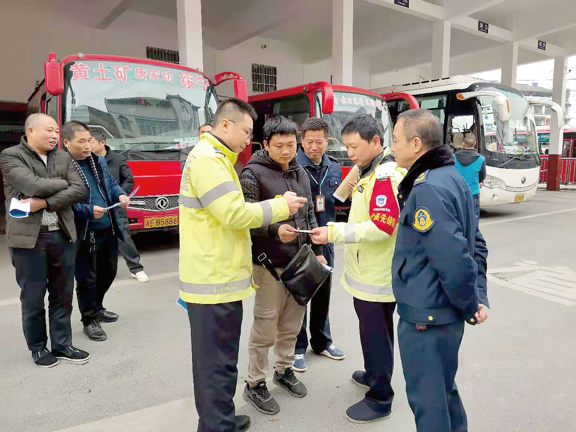 12月2日是全國交通安全日。當天上午10時，綏寧分公司汽車總站舉行“知危險會避險、安全文明出行——關(guān)注農(nóng)村交通安全、暢行美麗鄉(xiāng)村”122交通安全日主題宣傳活動。 ? 此活動用生動的事例教育廣大從業(yè)人員樹立美麗鄉(xiāng)村安全暢行責(zé)任意識、服務(wù)意識，進一步增強廣大從業(yè)人員安全事故的防范意識、辨別意識，緊急避險應(yīng)急處理方法。 省高速交警綏寧大隊、綏寧縣運管所等負責(zé)人到活動現(xiàn)場進行指導(dǎo)。  劉永松