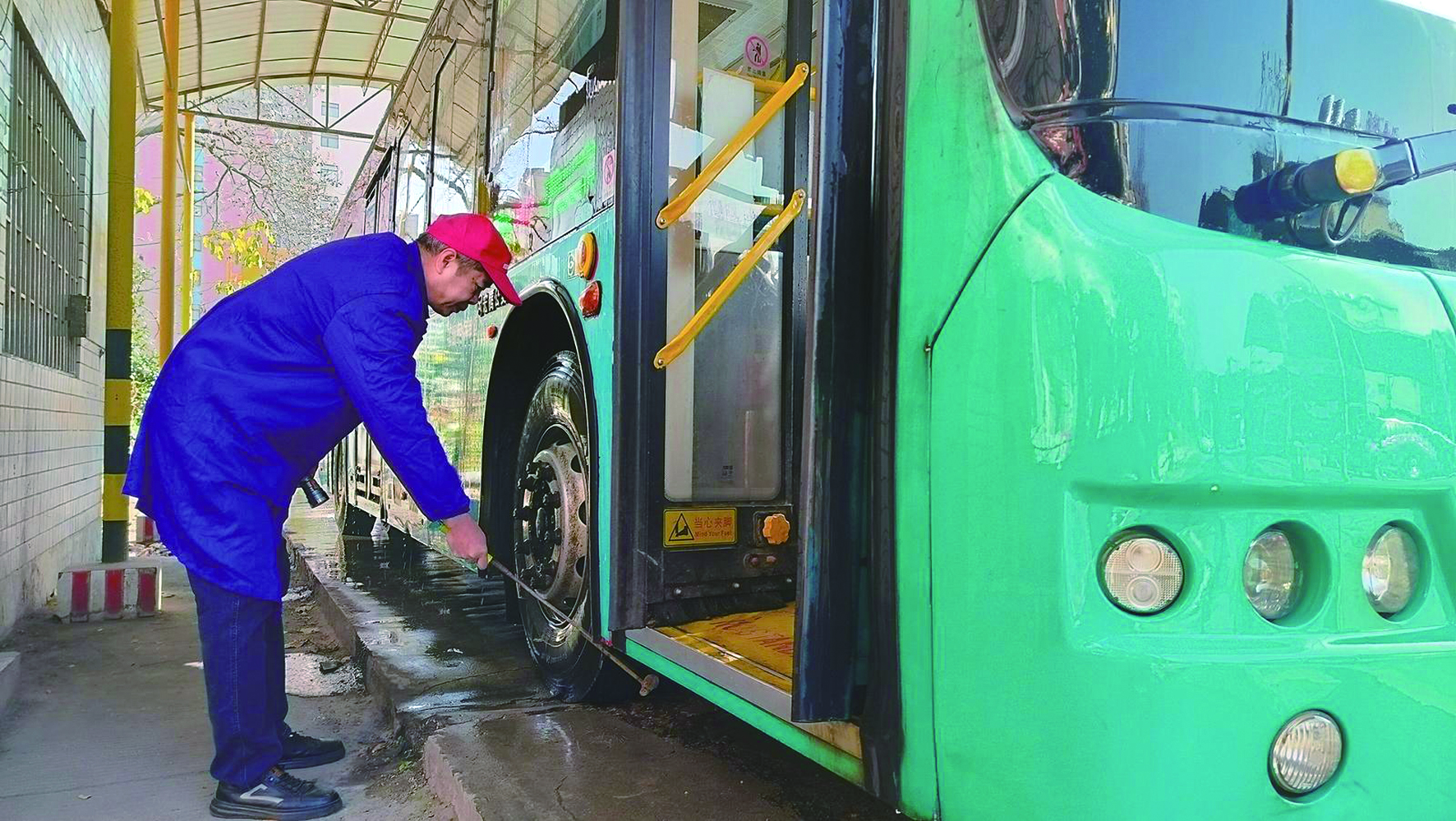 春運首日，我司各汽車站以熱情服務—— 讓乘客臉上多一份笑容