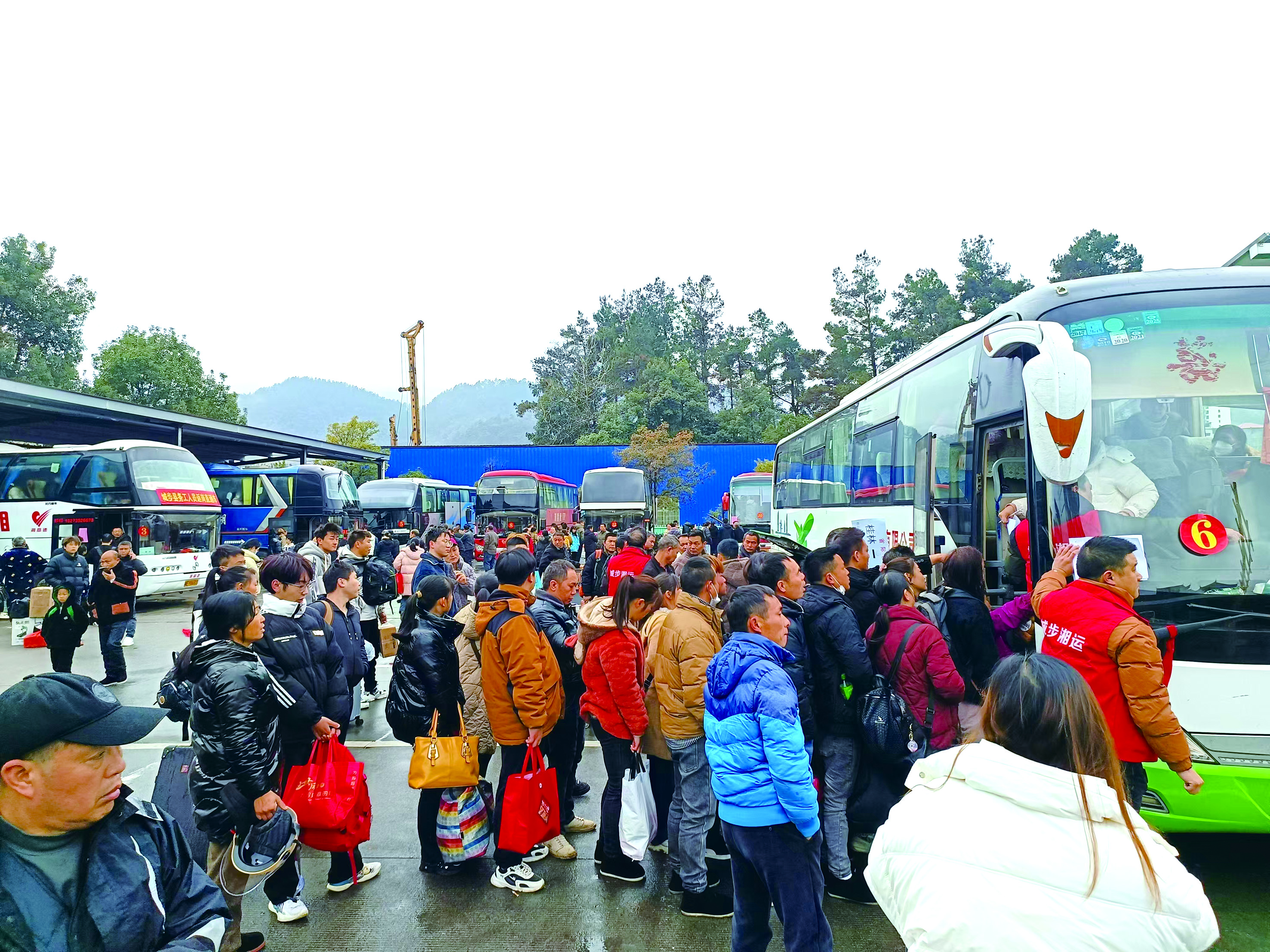 城步開行務(wù)工人員返鄉(xiāng)返崗免費(fèi)直通車 (方剛 李高雄報道) 城步開行務(wù)工人員返鄉(xiāng)返崗免費(fèi)直通車 (方剛 李高雄報道)